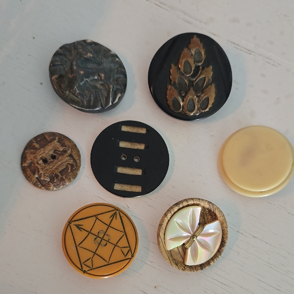 7 Large Vintage Antique Buttons Carved Bakelite Art Deco Hunting
